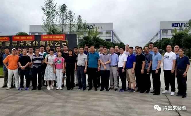 与会人员在遵义开云官方网站·开云登陆入口-开云(中国)有限公司大门口合影留念
